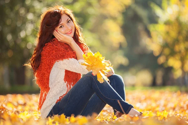 Jovem mulher bonita relaxante no parque de outono — Fotografia de Stock