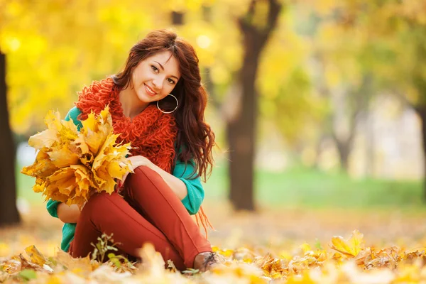 Junge hübsche Frau entspannt im herbstlichen Park — Stockfoto