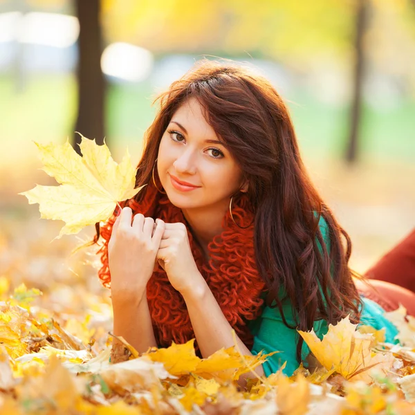 Mujer bonita joven relajándose en el parque de otoño — Foto de Stock