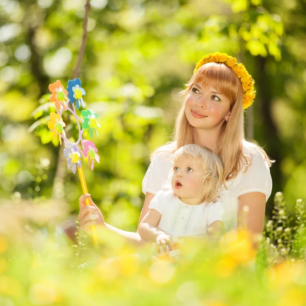 Gelukkig moeder en dochter spelen in het park — Stockfoto