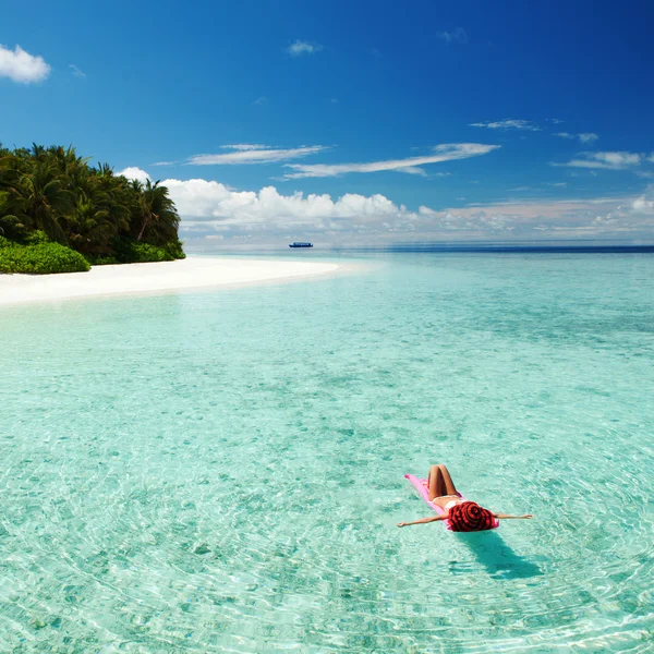 Mulher que relaxa no colchão inflável no mar — Fotografia de Stock