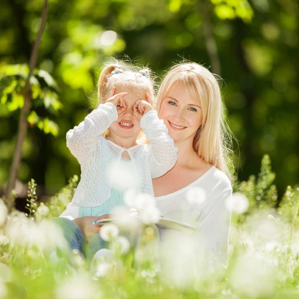 Mãe feliz e filha no parque — Fotografia de Stock