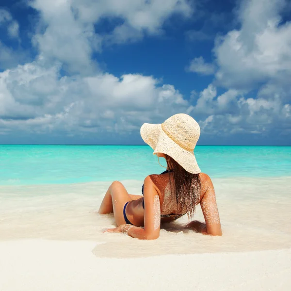 Młoda kobieta mody zrelaksować się na plaży — Zdjęcie stockowe