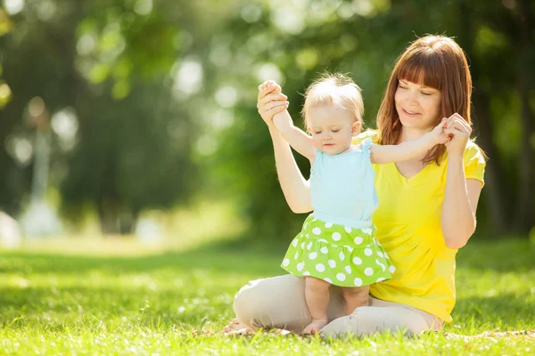 Mor och dotter i parken — Stockfoto