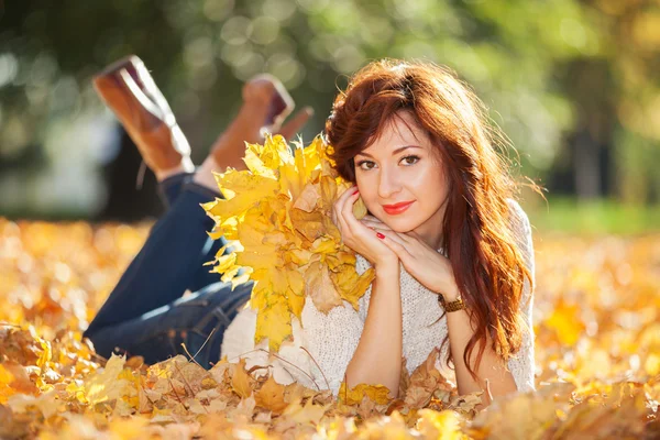 年轻漂亮的女人在秋天的公园里放松 — 图库照片