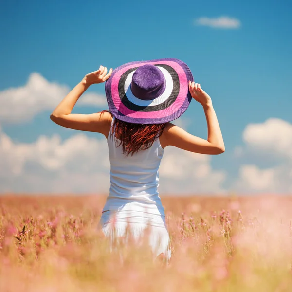 Kobieta w polu z kwiatami — Zdjęcie stockowe