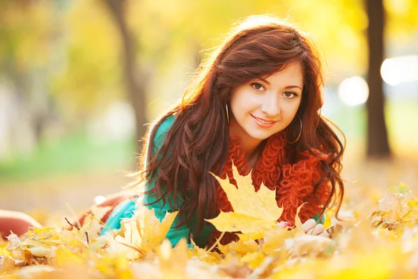 Jonge mooie vrouw ontspannen in de herfst park — Stockfoto