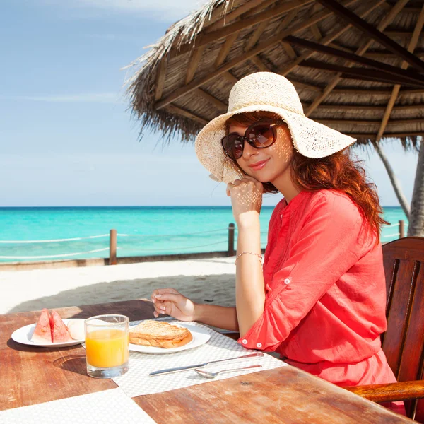 Fashion woman having breakfast on the beach — Stock Photo, Image