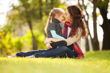 Anne ve kızı parkta.