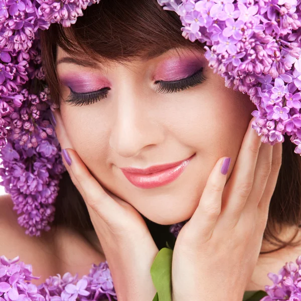 Mujer joven con flores lila —  Fotos de Stock