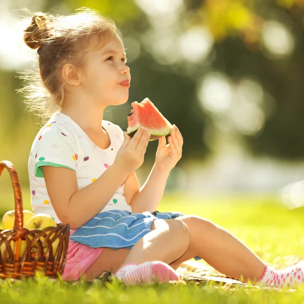 Carino bambina mangiare anguria — Foto Stock