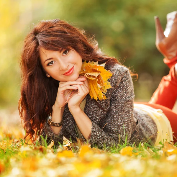 Mujer bonita joven relajándose en el parque de otoño — Foto de Stock