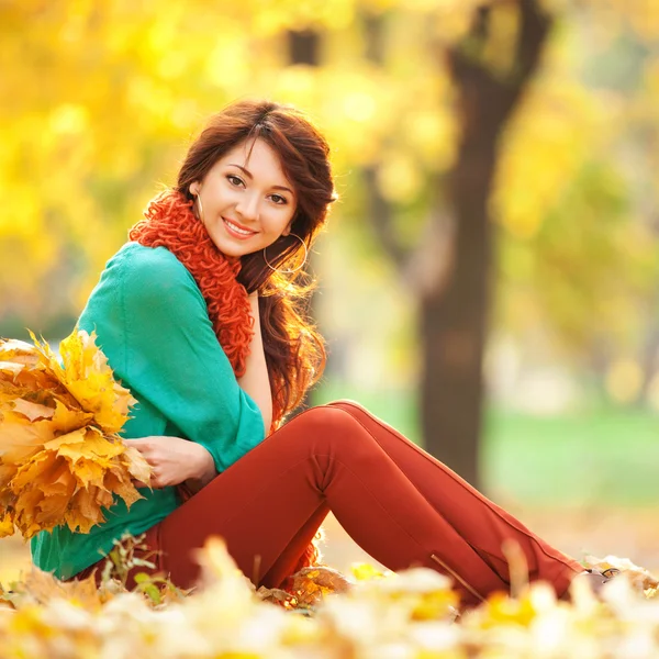 Jonge mooie vrouw ontspannen in de herfst park — Stockfoto
