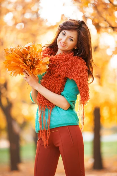 Nuori kaunis nainen kävelee syksyllä puistossa — kuvapankkivalokuva