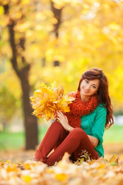 Junge hübsche Frau entspannt im herbstlichen Park — Stockfoto