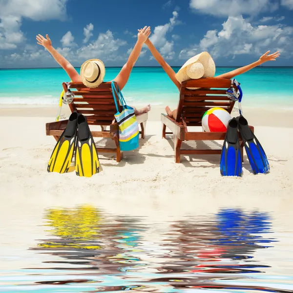 Pareja feliz en la playa del mar — Foto de Stock