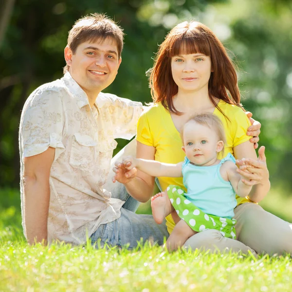 Mutlu anne, baba ve kız parkta
