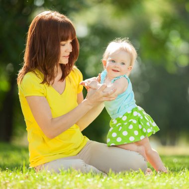 Anne ve kızı parkta.