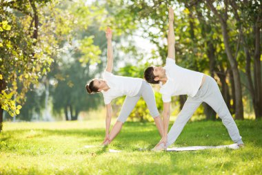 kaç yoga, yoga egzersizleri parkta yapıyor kadın ve erkek