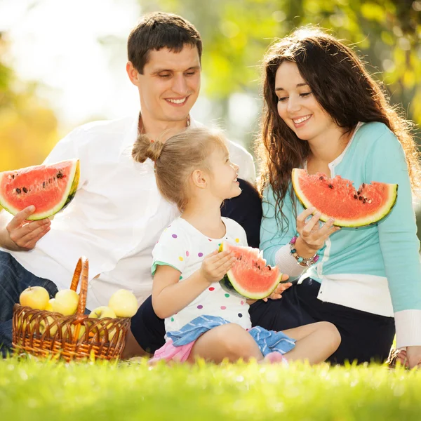 Glückliche Familie beim Picknick im herbstlichen Garten — Stockfoto