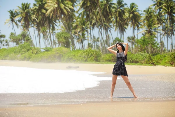 Mujer de moda en la playa — Foto de Stock