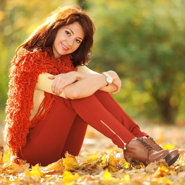 Jonge mooie vrouw ontspannen in de herfst park — Stockfoto