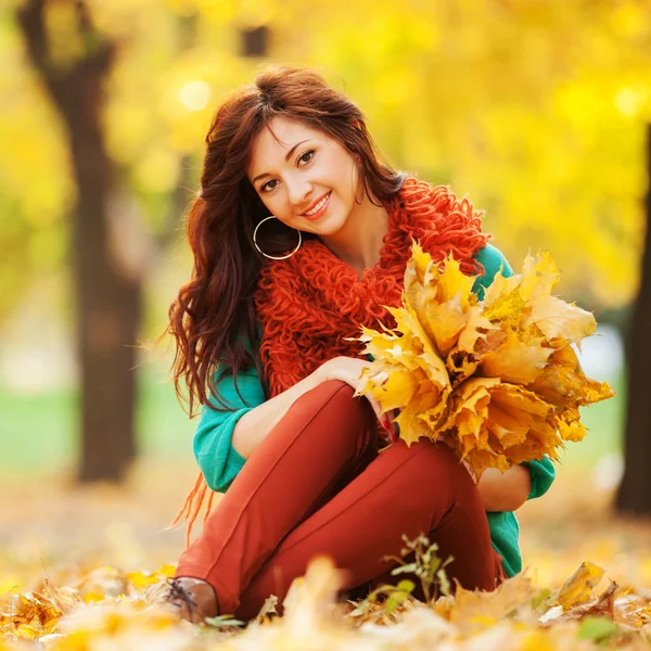 가을 공원에서 휴식을 취하는 젊고 아름다운 여자 — 스톡 사진