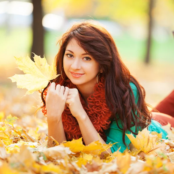 Giovane bella donna rilassante nel parco autunnale — Foto Stock