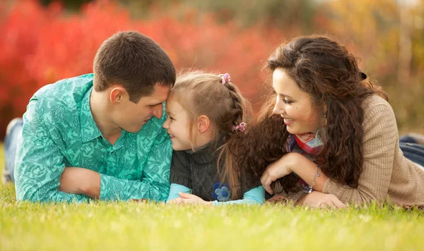 Mutlu anne, baba ve kız parkta — Stok fotoğraf