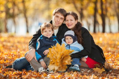 mutlu bir aile sonbahar Park