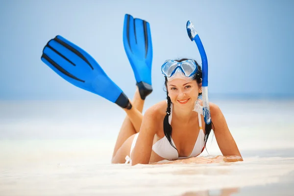 Gelukkige vrouw met snorkeluitrusting op het strand — Stockfoto