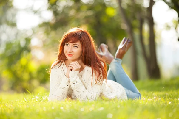 Jovem mulher bonita relaxando no parque — Fotografia de Stock