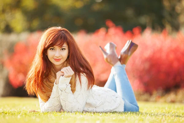 Jovem mulher bonita relaxando no parque — Fotografia de Stock