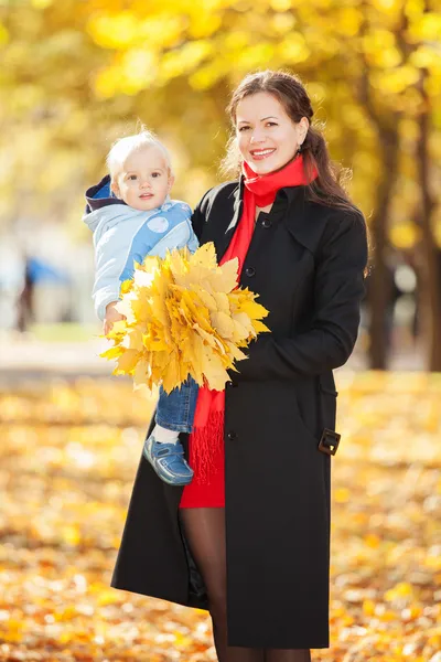 Mère avec son fils dans le parc d'automne — Photo