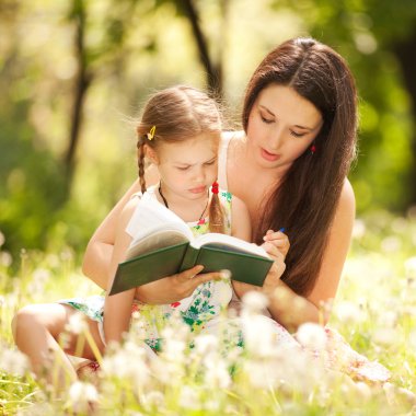 Anne ile kızı okuma kitabı Park