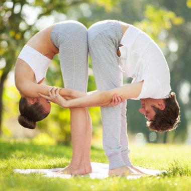 kaç yoga, yoga egzersizleri parkta yapıyor kadın ve erkek