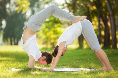kaç yoga, yoga egzersizleri parkta yapıyor kadın ve erkek
