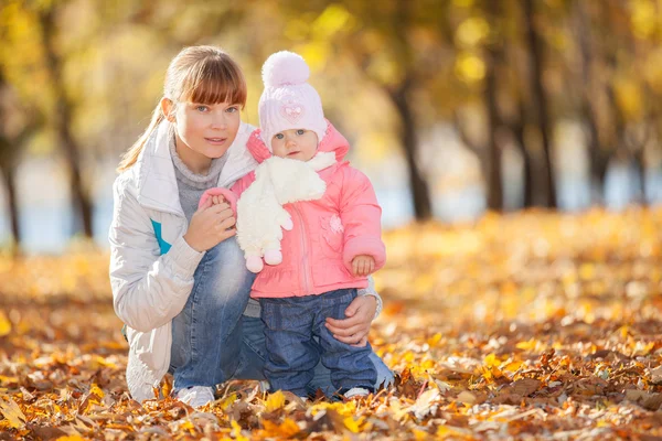 Мать и дочь в осеннем парке — стоковое фото