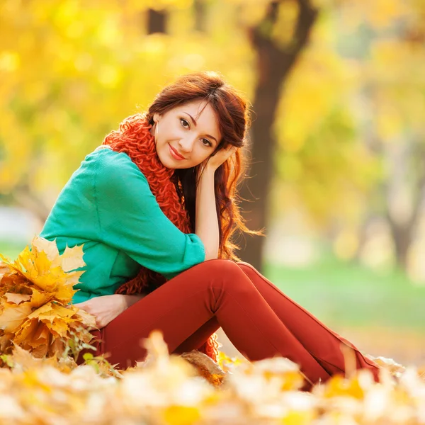 Młoda ładna kobieta relaksująca się w jesiennym parku — Zdjęcie stockowe