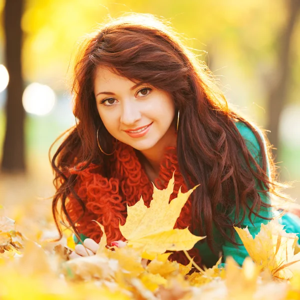 秋の公園でリラックスした若い女性 — ストック写真