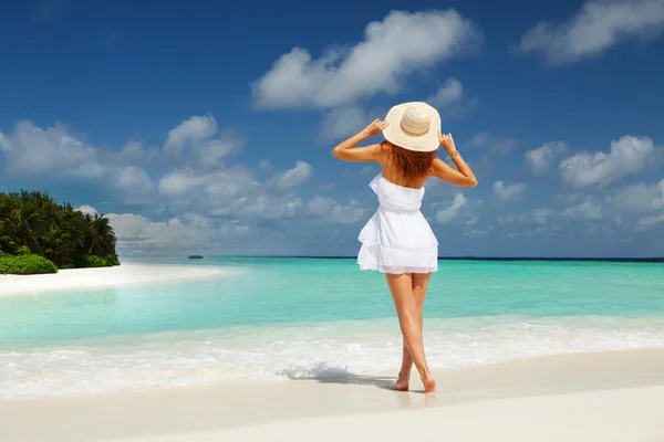 Sahildeki moda kadını.