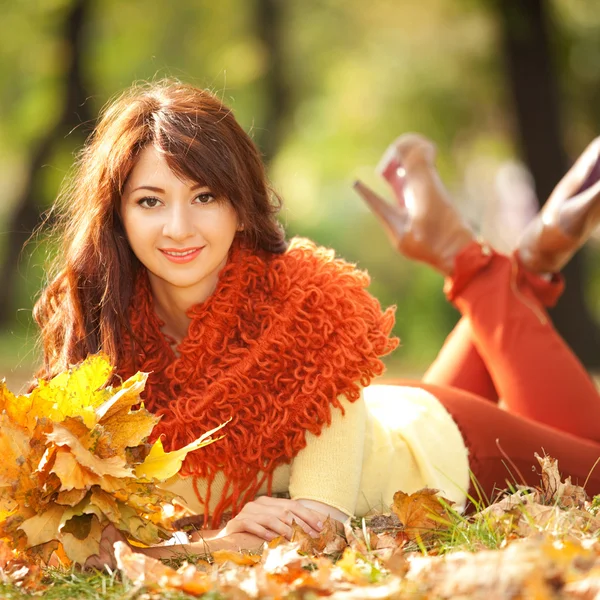 Giovane bella donna che riposa nel parco autunnale — Foto Stock