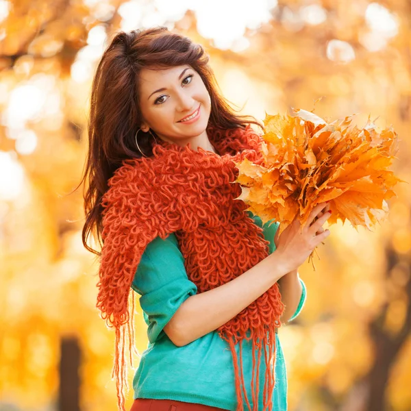 Mujer bonita joven caminando en el parque de otoño — Foto de Stock