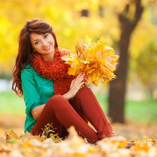 Giovane bella donna rilassante nel parco autunnale — Foto Stock