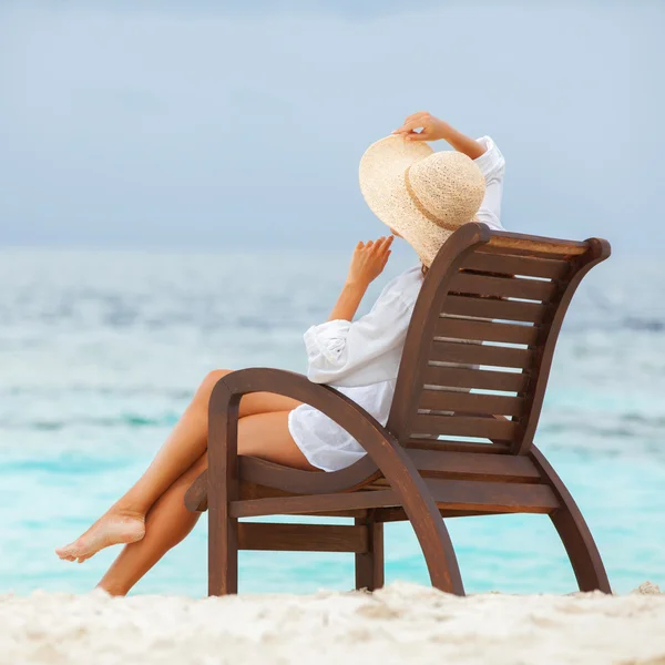 Hübsche Frau entspannt sich am Strand — Stockfoto