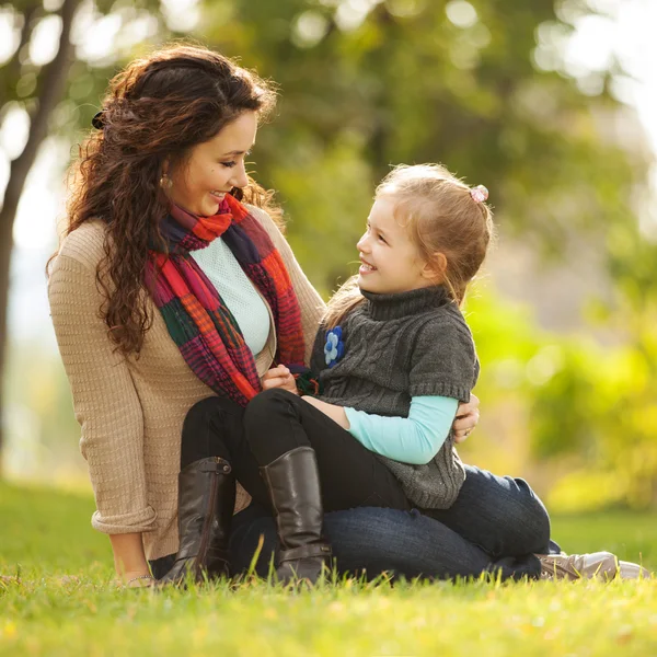 Mor och dotter i parken — Stockfoto