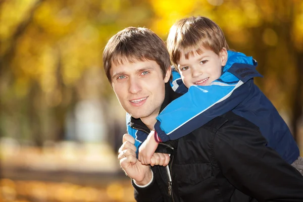 Feliz padre y su hijo en el parque de otoño — Foto de Stock