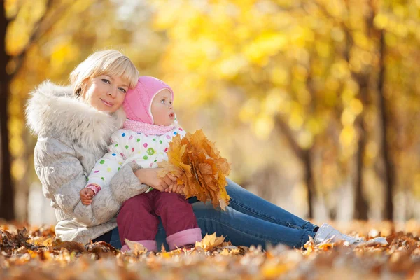 Madre e hija en el parque de otoño — Foto de Stock