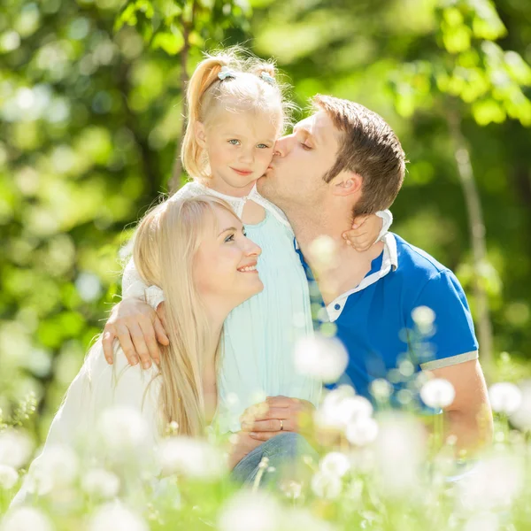 Lycklig mor, far och dotter i parken — Stockfoto