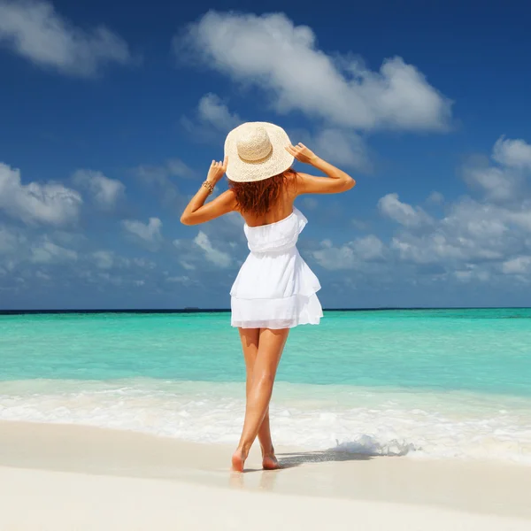 Fashion vrouw op het strand — Stockfoto